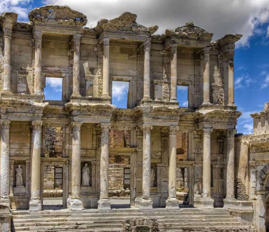 Antik Uygarlığın Merkezi Efes Antik Kenti Efes Antik Kenti - Kapak