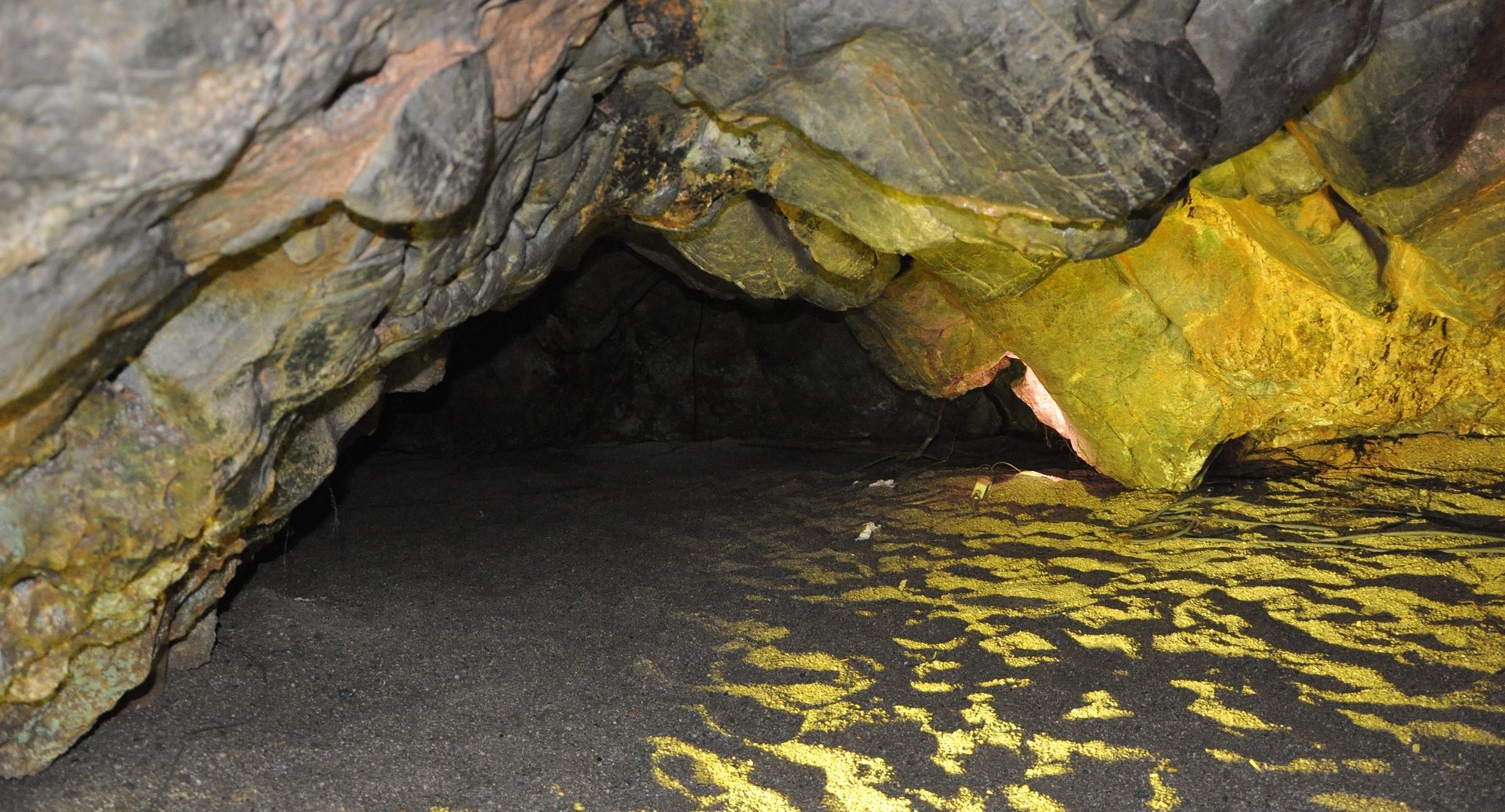 fosforlu mağara